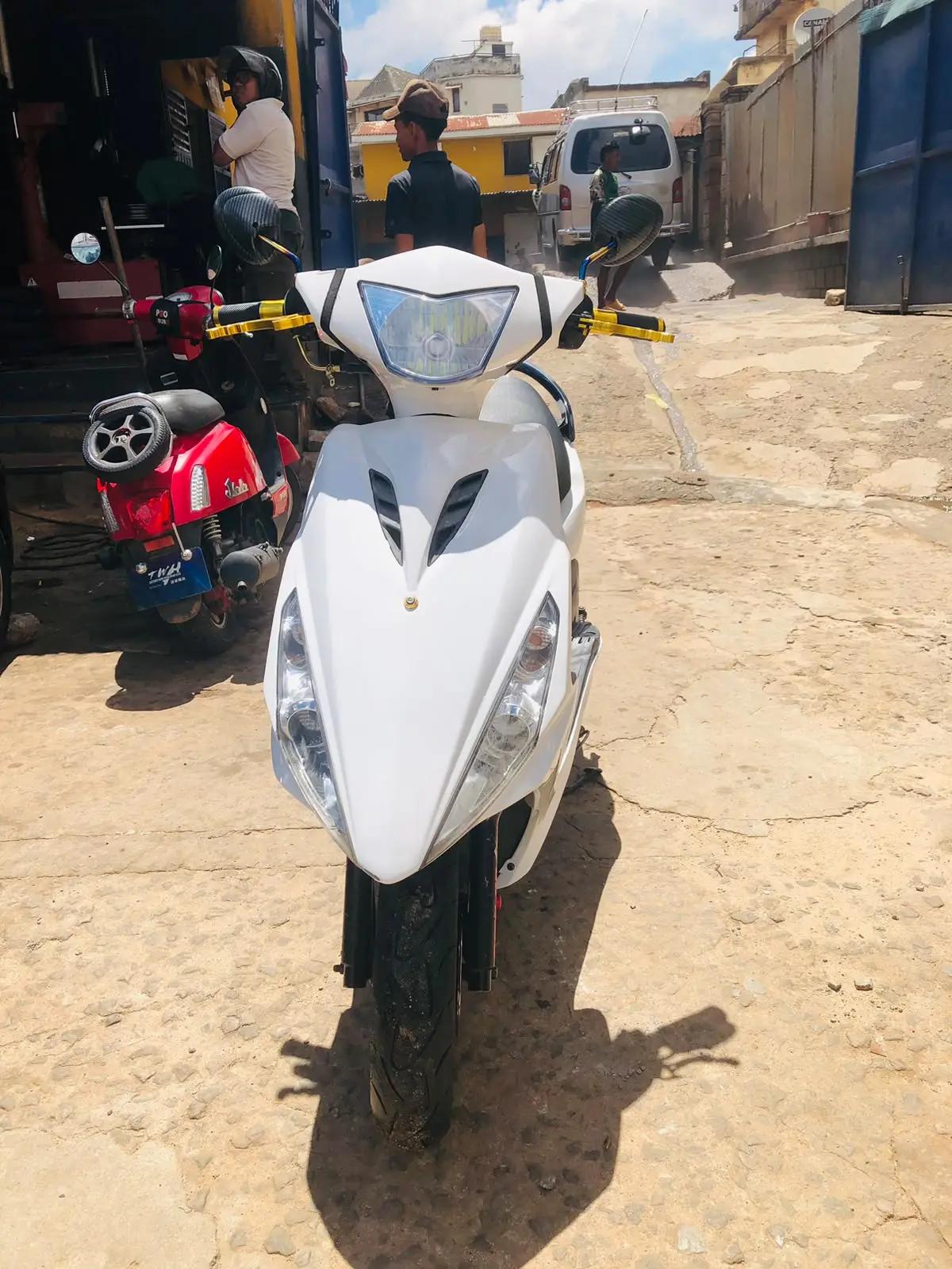 MOTO YAMAHA RSZ BLANCHE
