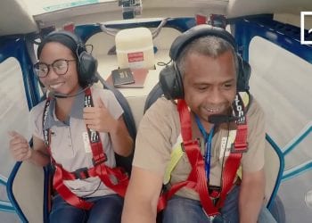 TÊTE EN L&rsquo;AIR : DES ENFANTS PARTICIPENT À LA CONSTRUCTION D&rsquo;UN ULM