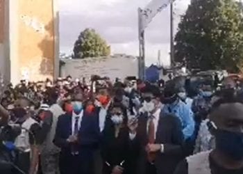 VAKINANKARATRA – Andry Rajoelina en bain de foule devant l&rsquo;Hopitaly Be d&rsquo;Antsirabe, là où il est né