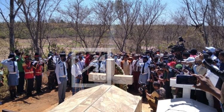 COMMEMORATION – Andry Rajoelina se recueille devant la tombe de l&rsquo;ancien président Tsiranana