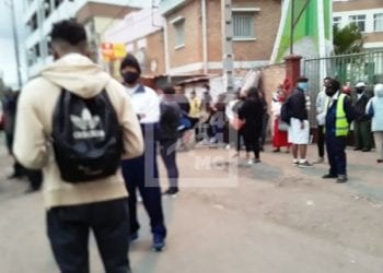 EDUCATION – Des candidats au baccalauréat arrivent auprès de leur centre d&rsquo;examen à 5h comme recommandé par le ministère