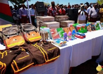 EDUCATION – Des kits scolaires aux « symboles » de la République dans les bagages présidentiels