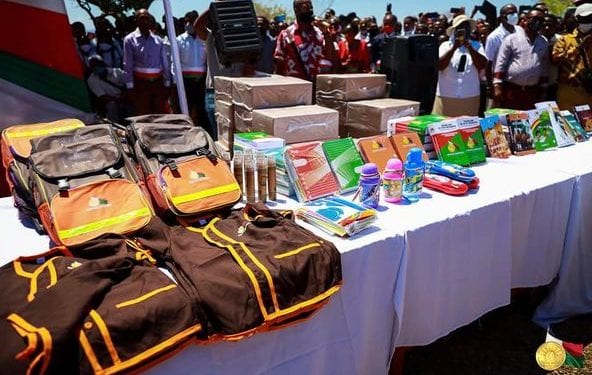 EDUCATION – Des kits scolaires aux « symboles » de la République dans les bagages présidentiels