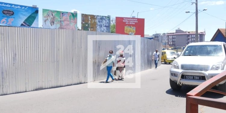 MARCHE – La Commune urbaine d’Antananarivo scelle 14 Box commerciaux à Soarano