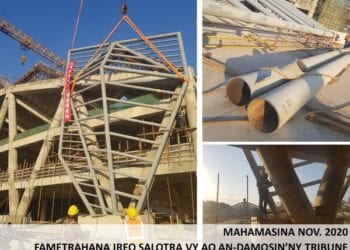 INFRASTRUCTURES – Début de la pose des décorations en métal extérieures du stade Barea