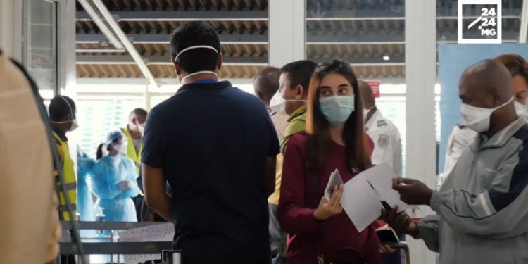 DANS LE RETRO DE 2424 – Affluence des passagers qui reviennent à Madagascar et qui quittent la Grande île à Ivato le 19 Mars
