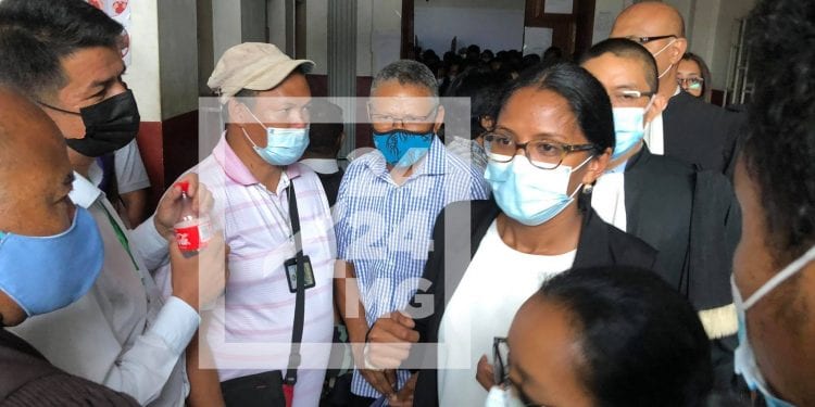 JUSTICE – La fille de la député Hanitra Razafimanantsoa condamnée à trois mois de prison avec sursis pour outrage à agent des forces de l’ordre et à 50.000 ariary d’amende pour détention de chanvre indien