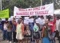 CONFLITS – Des paysans d’Ambatofahavalo manifestent devant le Palais de justice d’Anosy pour contester l’extraction de sable dans leur commune