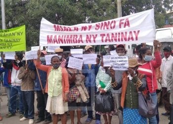 CONFLITS – Des paysans d’Ambatofahavalo manifestent devant le Palais de justice d’Anosy pour contester l’extraction de sable dans leur commune