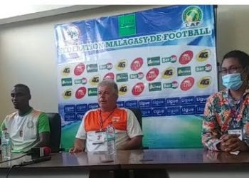 FOOTBALL – Jean Michel Cavalli, sélectionneur des Mena du Niger, et Youssouf Omaro, face à la presse avant le match Madagascar – Niger
