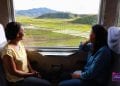 TRANSPORT – Mialy Rajoelina dans un train de la FCE pour rejoindre la commune de Sahambavy dans le cadre de sa tournée nationale spéciale 8 Mars