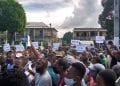 CRISE SANITAIRE – Des opérateurs du tourisme de Nosy Be manifestent devant la préfecture de l’île aux parfums