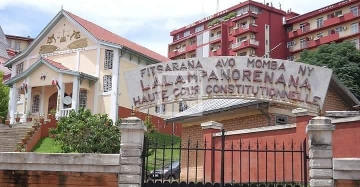 INSTITUTION – La Haute cour constitutionnelle corrige sa décision sur la proposition de loi modifiant le statut de l’opposition et n’y mentionne plus la possibilité pour l’opposition extra-parlementaire de choisir un ou plusieurs chefs pour la diriger en dehors de toute procédure extra-parlementaire