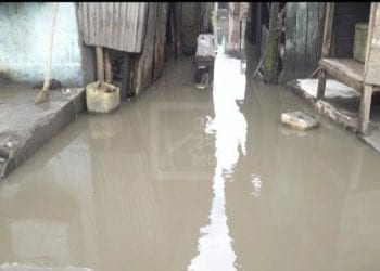 INTEMPERIES – Le maire de Toamasina annonce l&rsquo;enlèvement des constructions illicites sur les caniveaux après que des quartiers se sont trouvés sous les eaux dans la Ville du Grand Port