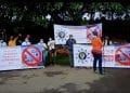 TRANSPORT PAR CABLE – Des anciens du collège Saint Michel manifestent dans la cour de l&rsquo;établissement pour contester l&rsquo;implantation éventuelle d&rsquo;un pylône du projet téléphérique