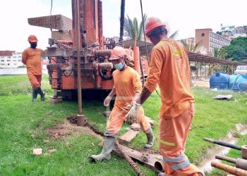 TRANSPORT PAR CABLE – Les engins de Colas dans la cour du Collège Saint Michel pour effectuer des travaux de sondage géotechnique en vue de l&rsquo;implantation d&rsquo;un pylône du projet téléphérique