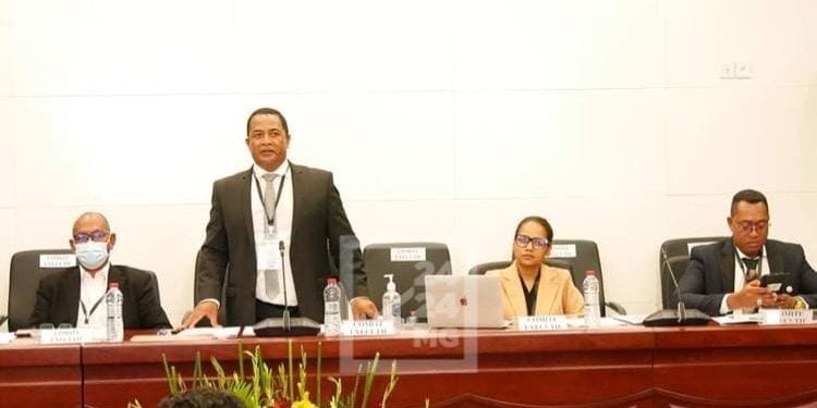 FOOTBALL – L’aile Alfred Andriamanampisoa officialise la nomination de Harimanantsoa Ravelojaona en tant que secrétaire général de la Fédération malgache de football