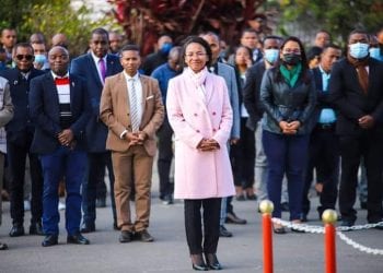 FETE NATIONALE – La ministre de l&rsquo;Éducation nationale inaugure une série de cérémonies de levée de drapeau au sein des ministères à l&rsquo;occasion de la célébration du 62ème anniversaire de l&rsquo;indépendance