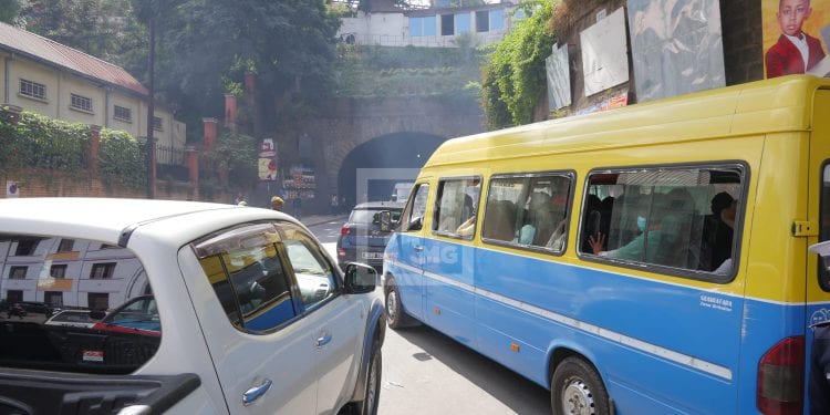 MOBILITE – La commune propose une file spéciale pour la « dépose » des élèves de La Providence et de Saint Michel et prolonge jusqu’à l’entrée du tunnel dAmbanidia le trajet Anosy – Analakely aux heures de grand afflux pour fluidifier la circulation autour de l’axe Anosy – Ambohidahy