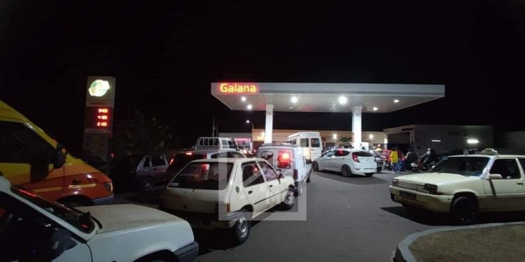 CARBURANT – Les stations services prises d&rsquo;assaut ce jeudi par crainte de la hausse des prix vendredi