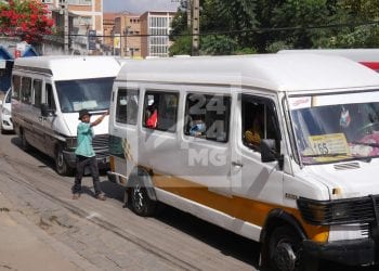 HAUSSE DES PRIX DES CARBURANTS – Les frais de transports dans la capitale à 600 ariary, les transporteurs peuvent acquérir des autobus jusqu’à près 20% de leur valeur selon Rolland Ranjatoelina