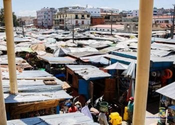MARCHÉ – Des marchands de rue contestent leur expulsion des trottoirs de la rue longeant la Petite Vitesse, la Commune urbaine d&rsquo;Antananarivo annonce ne pas vouloir céder dans sa démarche d&rsquo;assainissement