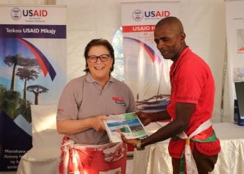 ENVIRONNEMENT – Des schémas d’aménagement délimitant les frontières entre les villages et les zones protégées dans les aires protégées de Menabe Antimena et de Kirindy Mite remis aux communautés locales