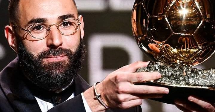 FOOTBALL – Le grand favori Karim Benzema remporte le Ballon d’or 2022