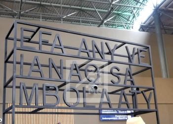 ART – La troisième sculpture de Joël Andrianomearisoa officiellement inaugurée au nouveau terminal de l’aéroport d’Ivato questionne sur le rêve d’un outre-mer meilleur