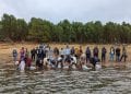 PISCICULTURE – Le ministère de la Pêche et de l&rsquo;économie bleue déverse 5 000 alevins dans le lac de Tsiazompaniry et offre des filets de pêche aux normes aux pêcheurs de la région