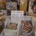 DECO – Devant les tableaux de bois des artistes-artisans marqueteurs d’Ambositra