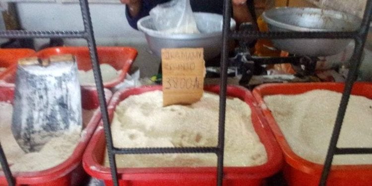 La State procurement of Madagascar achète du sucre auprès des producteurs locaux pour le revendre à des épiceries