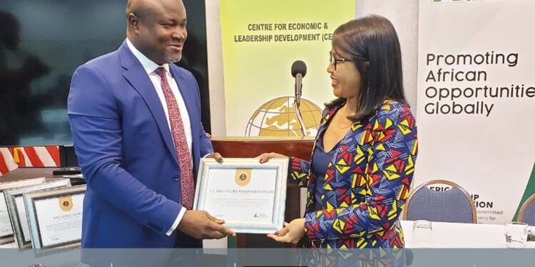RÉCOMPENSE – Le ministère en charge des Finances annonce la nomination de Rindra Hasimbelo Rabarinirinarison parmi les 25 meilleurs leaders africains de la finance par le magazine African leadership magazine