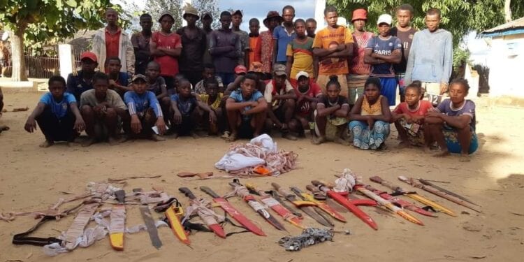 INSECURITE – 33 « zazafotsy convertis » déposent les armes et se rendent auprès de la gendarmerie