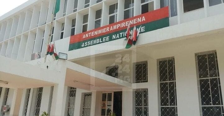 JUSTICE – L’Assemblée nationale indique n’avoir pas encore été notifiée d’une demande de levée de l’immunité parlementaire du député élu à Vohibato soupçonné de complicité dans l’affaire de lynchage à Lalazana Fianarantsoa