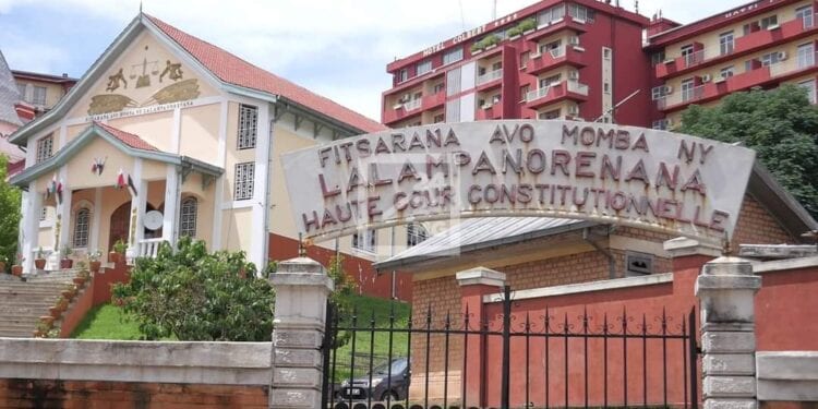 Alakamisy Itenina – Le renvoi des deux élèves ayant refusé de chanter l’hymne national jugé discriminatoire et non conforme à la Constitution par la HCC 