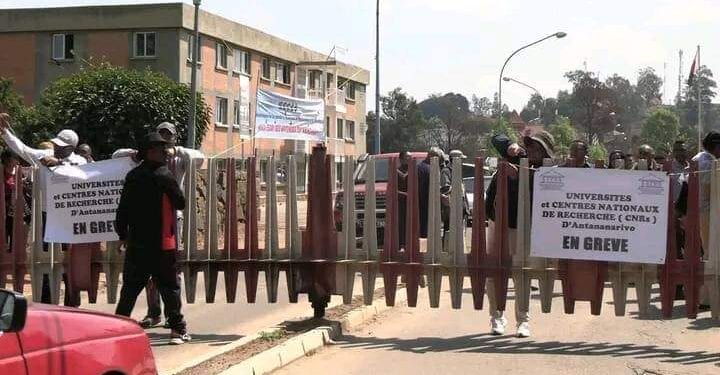 ENSEIGNEMENT SUPÉRIEUR – Le Seces Antananarivo lâche le mot grève sur ses banderoles