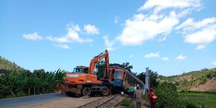TRANSPORT FERROVIAIRE – Les quatre voitures LEB du train de la ligne FCE amochées après l’accident de la semaine dernière remises sur voie, les réparations vont se poursuivre à Fianarantsoa