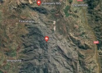 ENVIRONNEMENT – Le Massif d’Ibity en proie aux flammes depuis plusieurs jours, la lutte contre les feux se poursuit