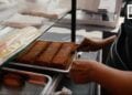 PATISSERIE – Le « gâteau mangahazo », la spécialité à base de manioc de Maminirina Judith Razanajatovo