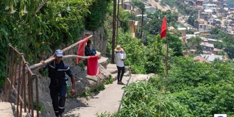 CATASTROPHE – Le BNGRC et ses partenaires installent des drapeaux rouges à Manjakamiadana et ses environs pour prévenir le risque d’éboulement en période de pluie