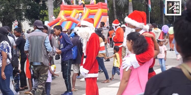 PORTRAIT – Razafindratandra ou le comédien Père Noël qui partage de la joie aux enfants tout en travaillant