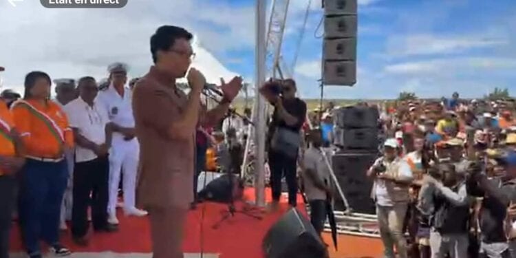 Andry Rajoelina dans l&rsquo;Itasy pour une visite du chantier d&rsquo;installation du projet « Ankohonana Miarina » 