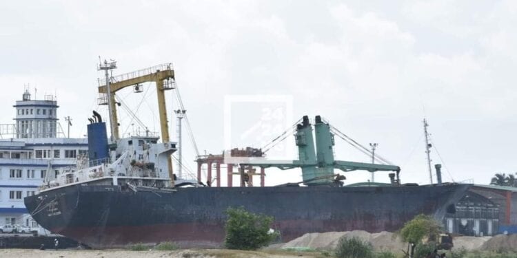 Le navire M/V Flying à vendre au plus offrant, sans imposition de prix plancher et de paiement de caution