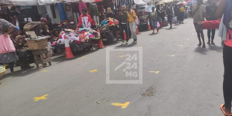 ANTANANARIVO – La rue Andrianampoinimerina à Analakely autorisée aux marchands de rue tous les vendredis, samedis et les dimanches