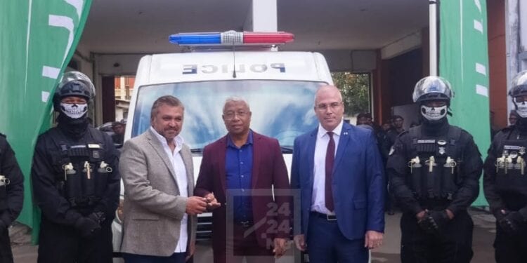 La police nationale dotée d’imperméables par Vigie et de voiture blindée par Inviso Group