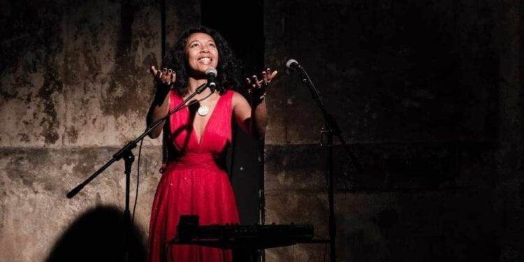 THEATRE – Dina Mialinelina au Festival de Marseille dans la comédie musicale “Sorcières/Kimpa Vita »