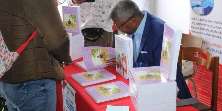 OUVRAGE – Le grand retour des contes et légendes malgaches dans les écoles avec « Angano sy tapasiry ho an’ny mpianatra »