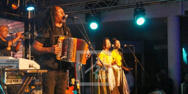 SPECTACLE – Rossy fait danser au “tapôlaka” le Food Court de La City Ivandry