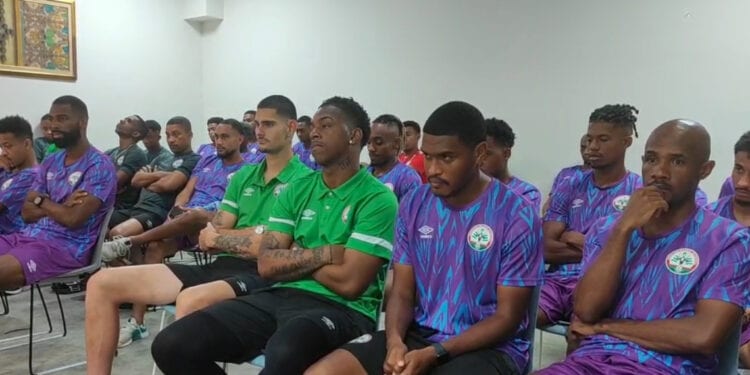 FOOTBALL – La FMF remet les primes de présences aux joueurs sélectionnés pour les matchs face à la Tunisie et les Comores